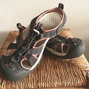 Keen active sandals gray and pink new with no box